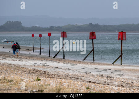 Der Strand in der Nähe der Marker Segelclub im Sandy Point auf Hayling Island, Hampshire, England Stockfoto