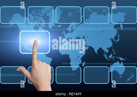 Hand Drücken einer Touchscreen auf blauem Hintergrund mit Weltkarte Stockfoto