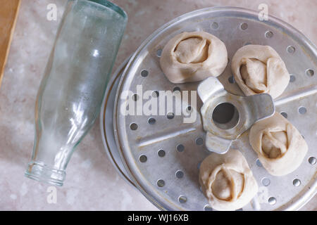 Knödel auf dem Board. Hausgemachte raw manty Stockfoto