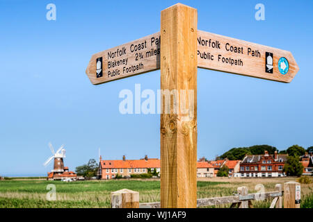 Wegweiser auf den Norfolk Coast Path an Cley next das Meer, Norfolk, England. Fokus auf Anmelden. Stockfoto