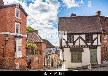 2 Juli 2019: Lincoln, Großbritannien - Touristen in der Nähe der Oberseite der steilen Hügel, Lincoln, Großbritannien, an einem schönen Sommertag. Stockfoto