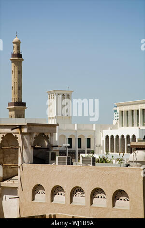 Vereinigte Arabische Emirate, Dubai, alte Windtowers und Minarett der großen Moschee in Bur Dubai Stockfoto