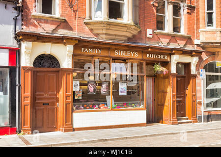 Vom 4. Juli 2019: Newark-on-Trent, Nottinghamshire, UK-Sibleys, Shop ist eine traditionelle Familie Metzger, in Kirkgate. Stockfoto