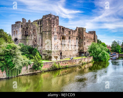 Vom 4. Juli 2019: Newark-on-Trent, Nottinghamshire, Großbritannien - Newark Castle und dem Fluss Trent im Sommer. Stockfoto