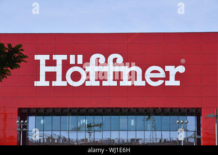 Anzeigen, Draußen, Draußen, Draußen, Außen, Berlin, Deutschland, Shopping, Zweig, Geschäft, Geschäft, Geschäft, Logo, Möbelstück, Stück w Stockfoto