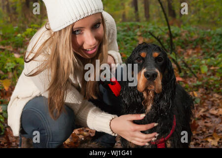 Mädchen und ihr Hund sind ein nassen Spaß im Regen Stockfoto