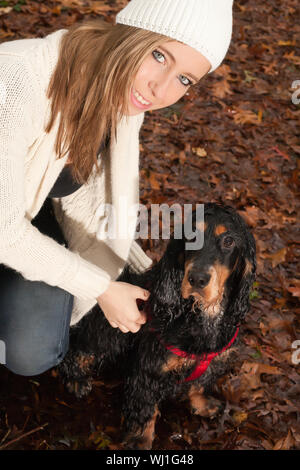 Mädchen und ihr Hund sind ein nassen Spaß im Regen Stockfoto