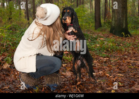 Mädchen und ihr Hund sind ein nassen Spaß im Regen Stockfoto