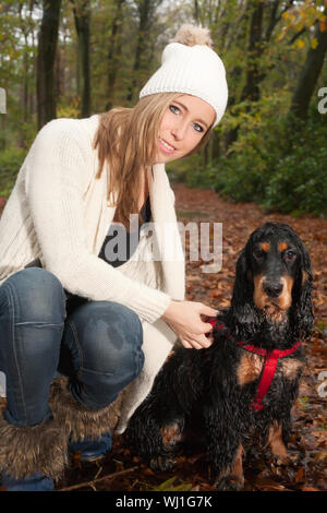 Mädchen und ihr Hund sind ein nassen Spaß im Regen Stockfoto