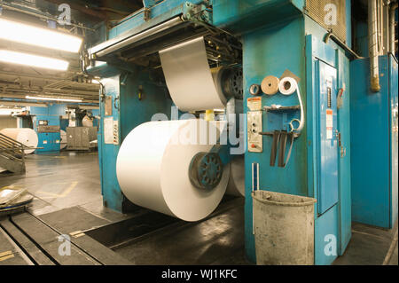Blick auf die riesigen Papierrollen in Zeitung Factory Stockfoto