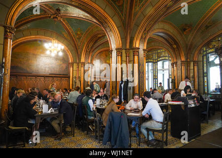 Innenraum der Caru cu bere (das Bier Warenkorb) Bier Halle und Restaurant, Bukarest, Rumänien Stockfoto