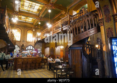 Innenraum der Caru cu bere (das Bier Warenkorb) Bier Halle und Restaurant, Bukarest, Rumänien Stockfoto