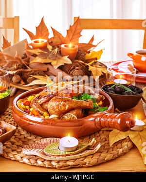 Lecker Ofen gebackenes Huhn auf serviert Festtafel, Erntedankfest, traditionelle Herbstferien, romantisches Abendessen, leckere Gericht Konzept Stockfoto