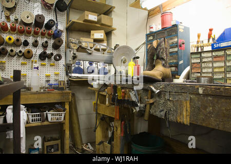 Anzeigen eines traditionellen Schuhmacherwerkstatt Stockfoto