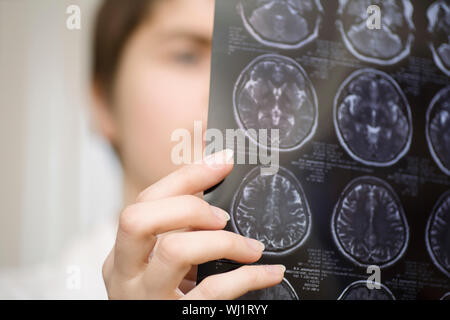 Nahaufnahme einer unscharfen Ärztin CAT holding Scan Stockfoto