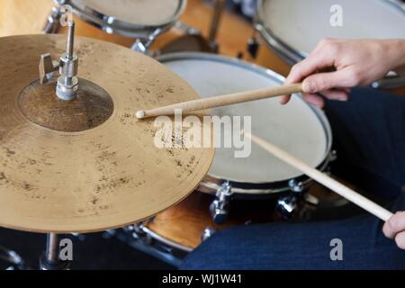 Hände spielen Drum Set Stockfoto