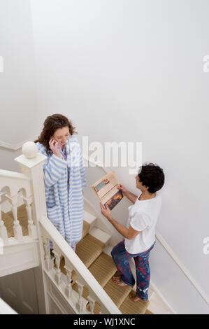 Mann und Frau im Alltag beschäftigt Stockfoto