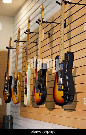 Fünf e-Gitarren hängen Display Rack im Store zum Verkauf Stockfoto