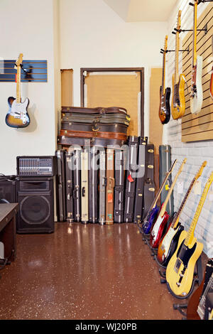 E-Gitarren mit Gitarrenkoffer und Verstärker im store Stockfoto