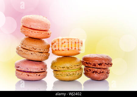Stapel von Pastell farbigen französische Macarons, Bokeh Hintergrund Stockfoto