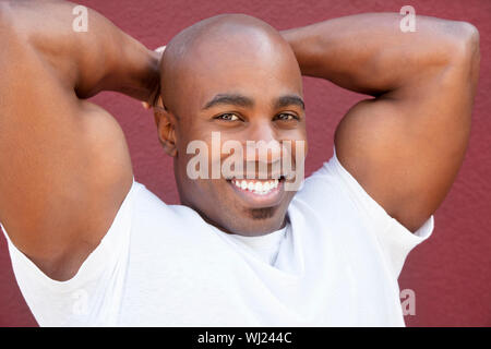 Porträt eines jungen körperlich Fit afroamerikanische Mannes mit Händen hinter dem Kopf Stockfoto