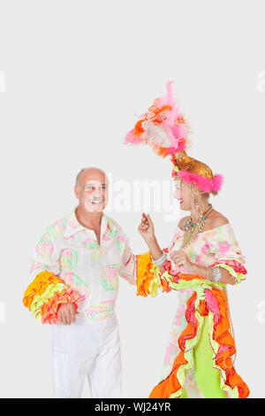 Glücklich Senior Tanzpaar in brasilianische Outfits tanzen über grauen Hintergrund Stockfoto