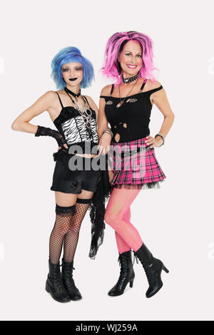Porträt von glücklich senior und jungen Punk-Weibchen auf grauem Hintergrund Stockfoto