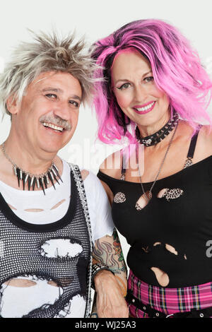 Porträt von senior Punk-paar Rang mit Arm in Arm über den grauen Hintergrund Stockfoto