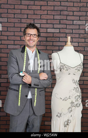 Porträt von Reifen männlichen Mode-Designer stehen als nächstes anpassen ist dummy Stockfoto