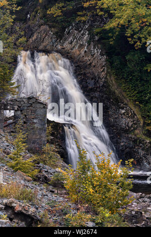 Rhaeadr Mawddach Wasserfall auf dem Fluss Gewinnen (Afon Gain) im Coed-y-Brenin Forest Park. Stockfoto