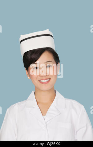 Porträt eines glücklichen hübsche Arztes über hellblauen Hintergrund Stockfoto