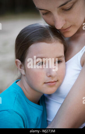 Closeup Portrait einer Mutter, die Tochter im Freien Stockfoto