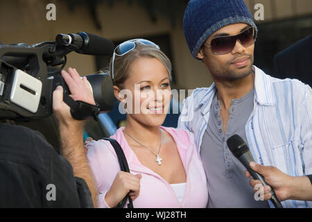 Nahaufnahme der Berühmtheit Paar von den Medien interviewt wird, Stockfoto