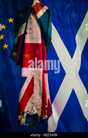 Brexit Hintergrund mit Fahnen der Europäischen Union und Schottland mit Zerrissen Großbritannien Flagge im Vordergrund Stockfoto