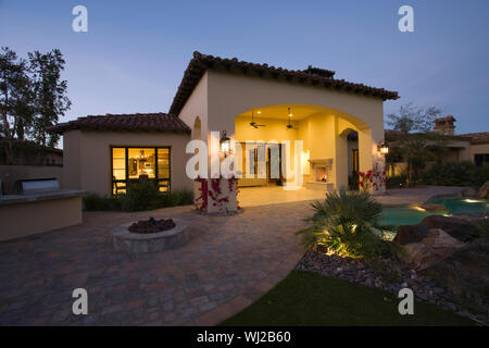 Beleuchtetes Haus außen gegen den klaren Himmel bei Dämmerung Stockfoto