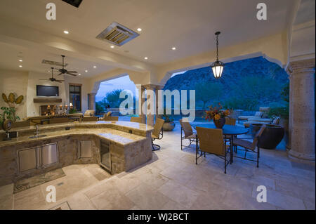 Sitzbereich mit Wanne Küche mit Blick auf die Veranda zu Hause Stockfoto