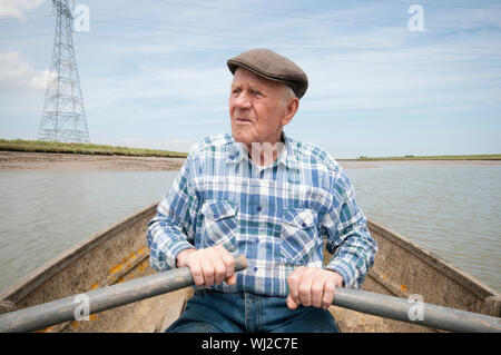 Ältere Menschen Rudern mit dem Boot auf einem Vorratsbehälter Stockfoto