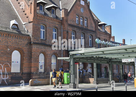 Anzeigen, Draußen, Draußen, Draußen, Außen, Bahnhof, Bahnhofsvorplatz, Berlin, Deutschland, Weide, die niedrige Schönheit, Niederschoenewe Stockfoto