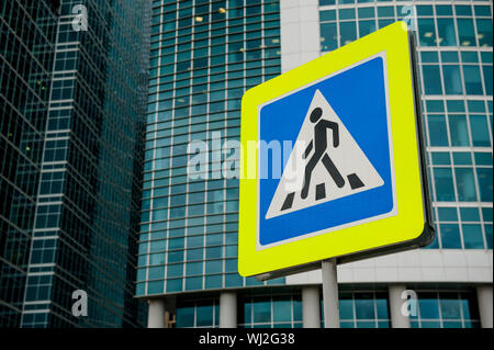 Fußgängerüberweg lebendige Zeichen auf dem Hintergrund von Wolkenkratzern in Downtown Business Center Stockfoto