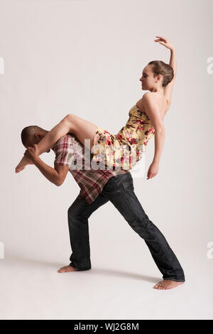 Volle Länge des modernen Tänzerinnen auf weißem Hintergrund Stockfoto