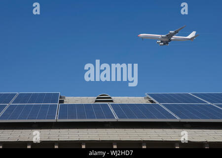 Flugzeug fliegen über Dach mit Solarzellen in Los Angeles, Kalifornien Stockfoto