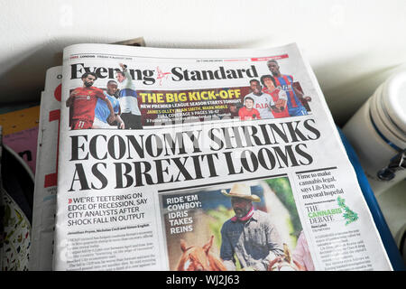 Evening Standard Zeitung Schlagzeile auf der Titelseite "Wirtschaft schrumpft als Brexit webstühle "9. August 2019 London, Großbritannien Stockfoto