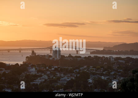 Auckland Skyline, Ansicht von Devonport, bei Sonnenuntergang Stockfoto