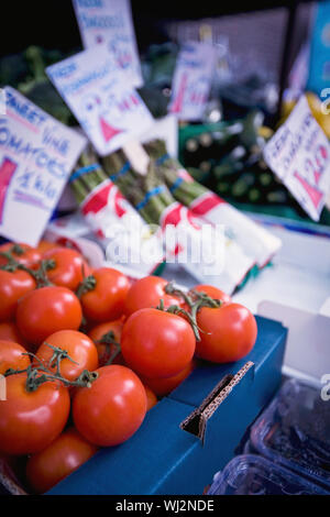 Nahaufnahme von frischen Tomaten zum Verkauf an Marktstand Stockfoto
