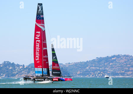 Catamaran Racing im Louis Vuitton Cup. Neuseeland Team beim America's Cup World Series am 7. Oktober 2012 in der Bucht von San Francisco, Kalifornien. Stockfoto