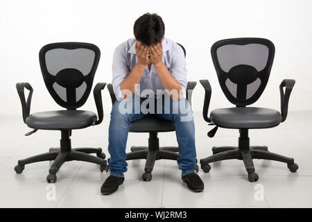 Junger Mann sucht depressiv Stockfoto