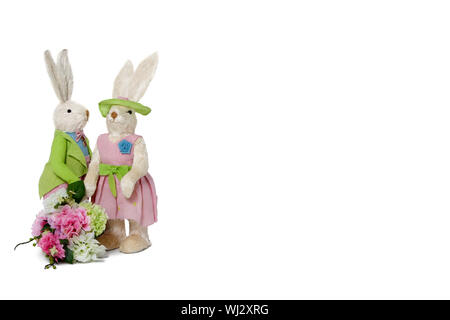 Kaninchen-paar mit Blume Blumenstrauß stehen auf weißem Hintergrund Stockfoto