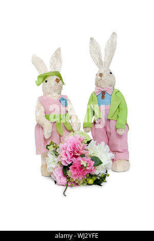 Porträt von gefüllte Kaninchen paar stehen zusammen mit Blumenstrauß auf weißem Hintergrund Stockfoto