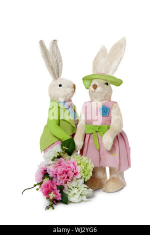 Weibliche und männliche Kaninchen mit Blume Blumenstrauß stehen auf weißem Hintergrund Stockfoto