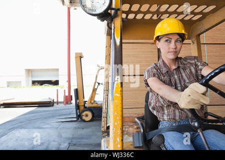Industrielle Arbeitnehmerin Gabelstapler fahren Stockfoto